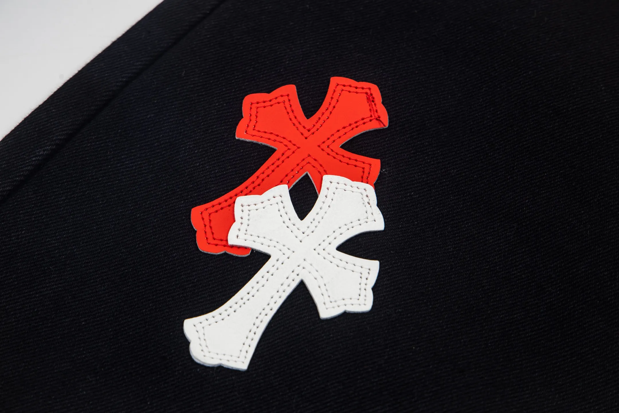 P260 Chrome Hearts Black Pants Sanskrit Red and White Patch Leather Jeans CH jeans need to be washed before being dismantled and then hand-stitched with sheepskin cross leather and then spliced ​​together. The whole piece has too many craftsmanship to explain. The patches are decorated with cross patterns and the high-waisted washed jeans! ! Absolutely high-end luxury products, god-level single products and super popular products, made with top heavy industry, a must-see magic weapon. Customized hardware. The fabric is thick and soft after washing. It has good breathability. Customized small leather label. Unique design. The details are simple and elegant, and the workmanship is exquisite. The entire trousers are neatly routed and the details are in place! It’s so cool that both men and women can easily control the genderless trend! Style number: 1872# Color: black Size: 28 30 32 34